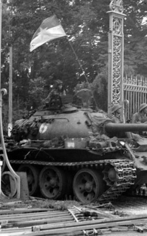 SỐNG LẠI NHỮNG NGÀY THÁNG TƯ LỊCH SỬ