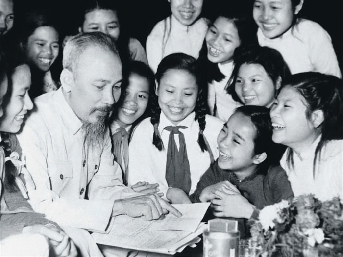 Bác Hồ với các cháu thiếu nhi. Ảnh: Tư liệu
